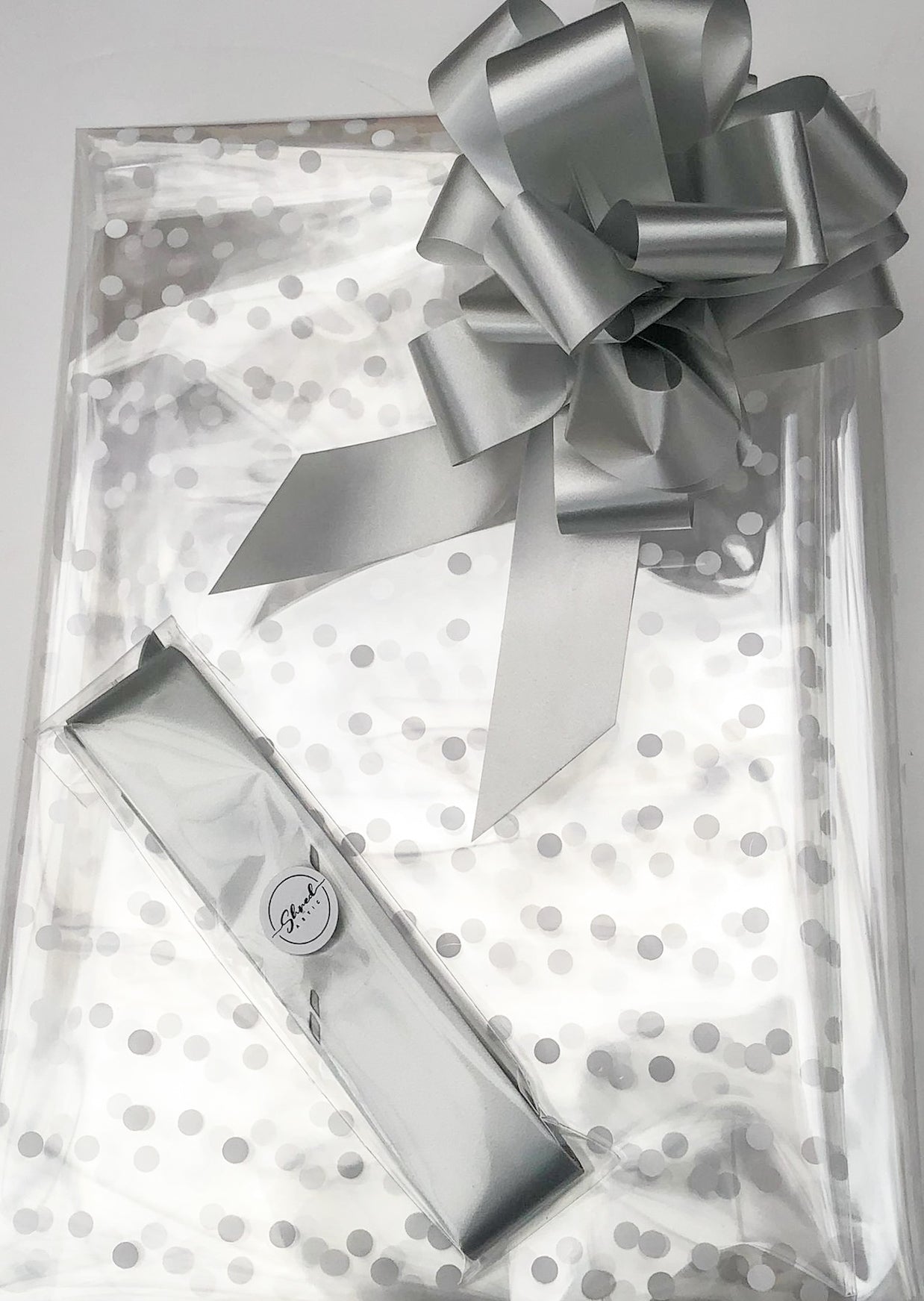 Large Dot Cellophane & Pull Bow